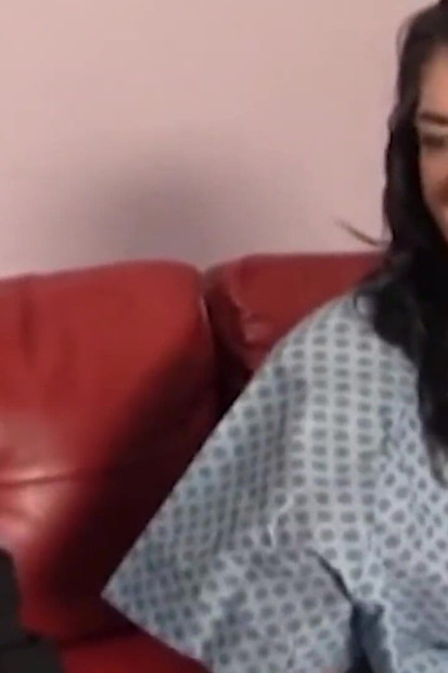 A barátnő törődik a barátja boldogságával szexuális ajándékkal