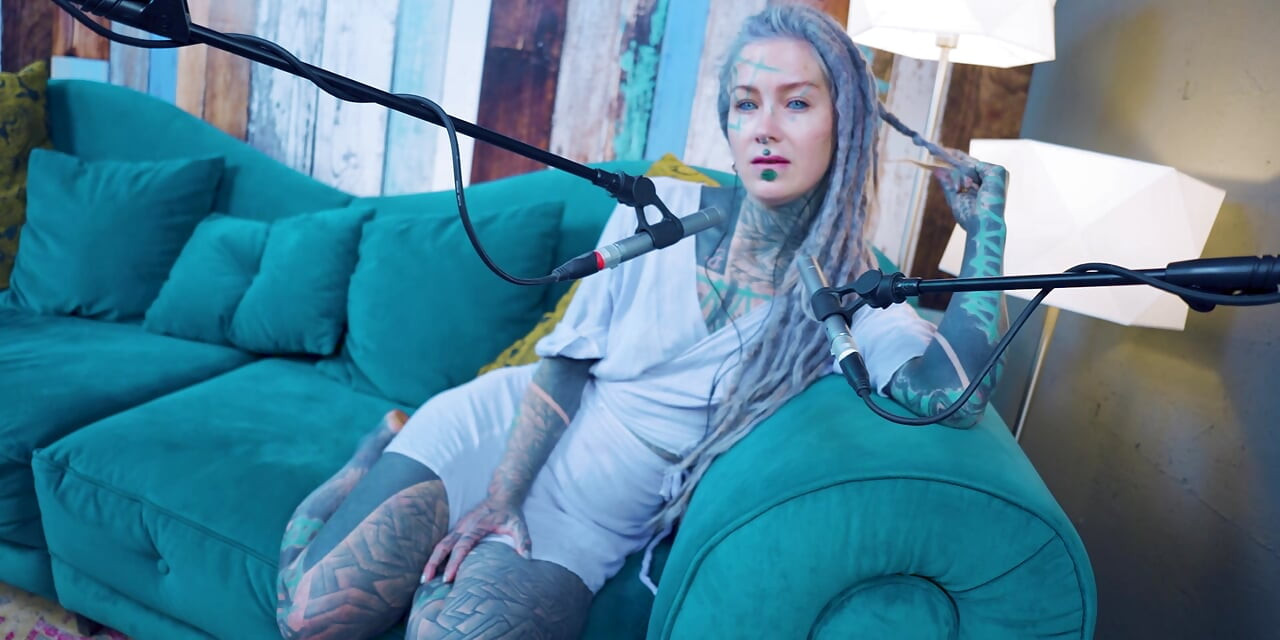 Jag pratar om K - Vänlighet - ASMR podcast SFW talande goth mager tjej dreadlocks tatuering modell inked girl