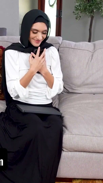 Foda-se matemática, me fode! - Estudante muçulmana se masturba e transa em seu quarto - conexão com hijab | Clipe 1