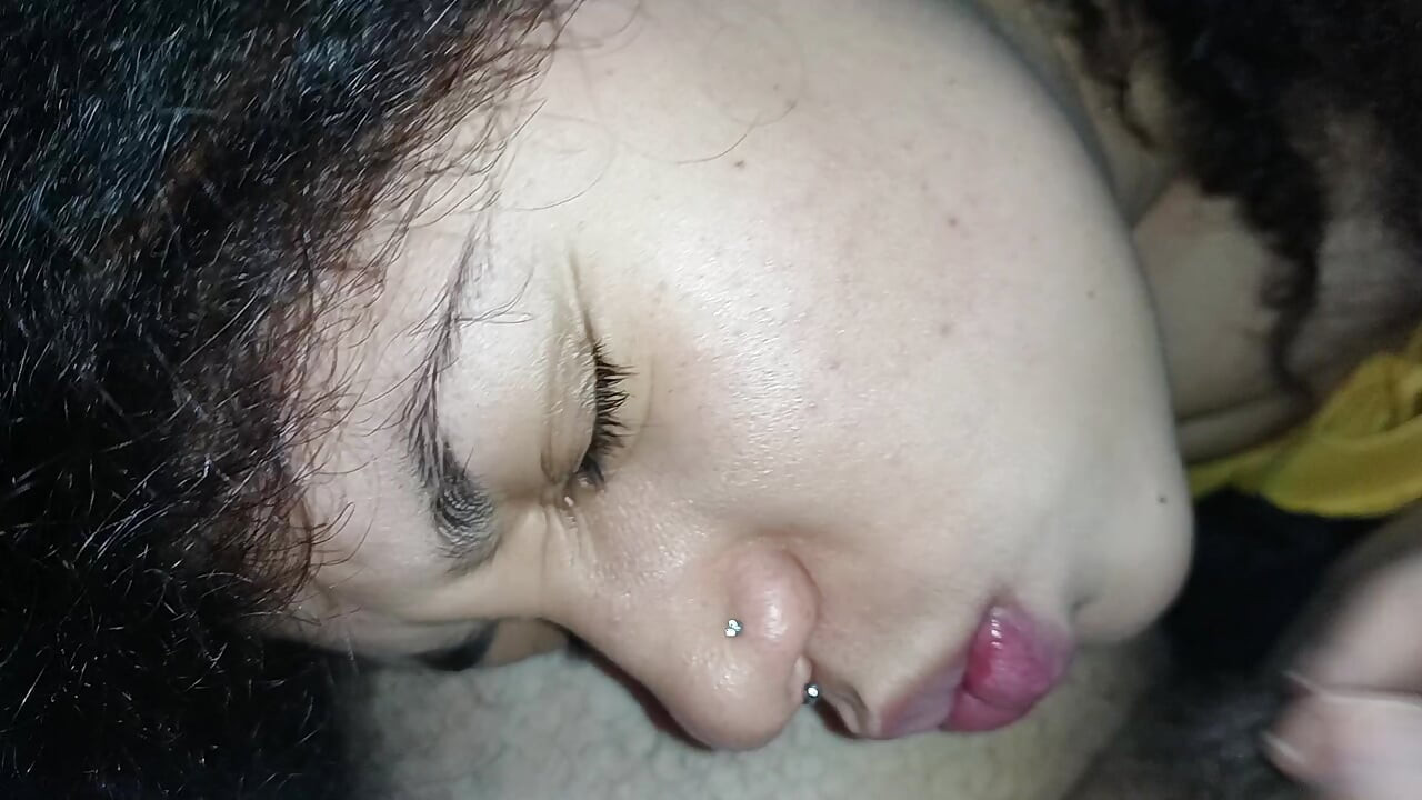 CREAMPIE FACIAL, JORRANDO ESPERMA NA BOQUINHA GULOSA DA VADIA