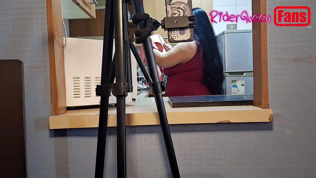 부엌에서 나를 따먹는 가면을 쓴 젊은 남자를 위한 비디오, 비하인드 스토리