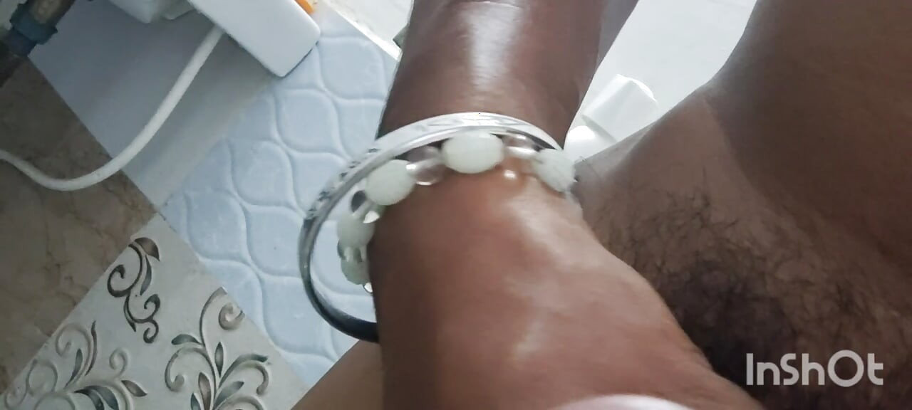 Bilojob handjob bathroom mein jakar hath se