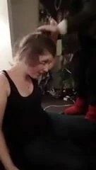 Laura seksi mencukur kepalanya