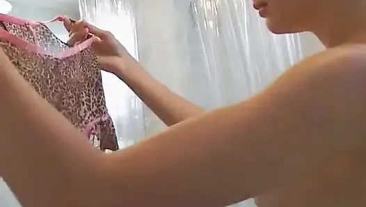 Смотреть это специальное шоу с французской крошкой, которая получает