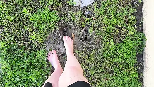 Maaf menjilati kaki kotor penurut