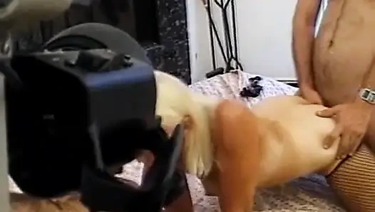 Cewek dewasa rambut pirang didobel penetrasi di ruangan casting