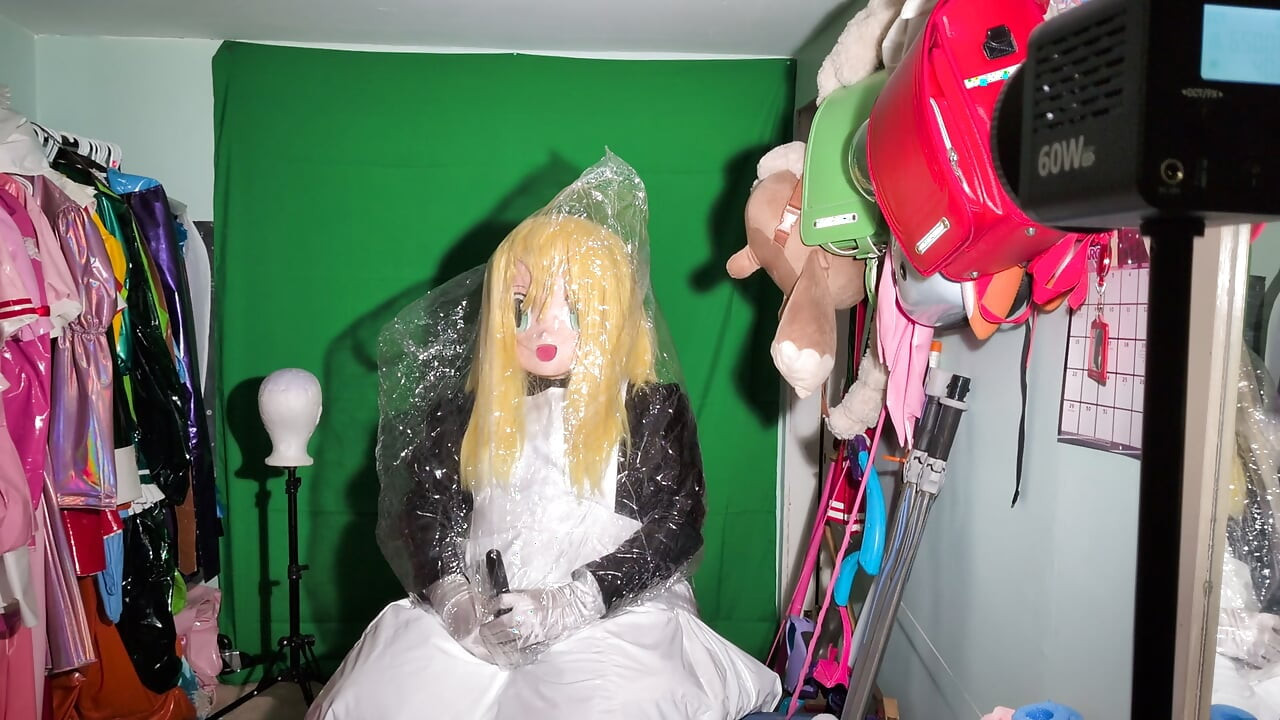 Người giúp việc Kigurumi chơi trò chơi thở với túi xách