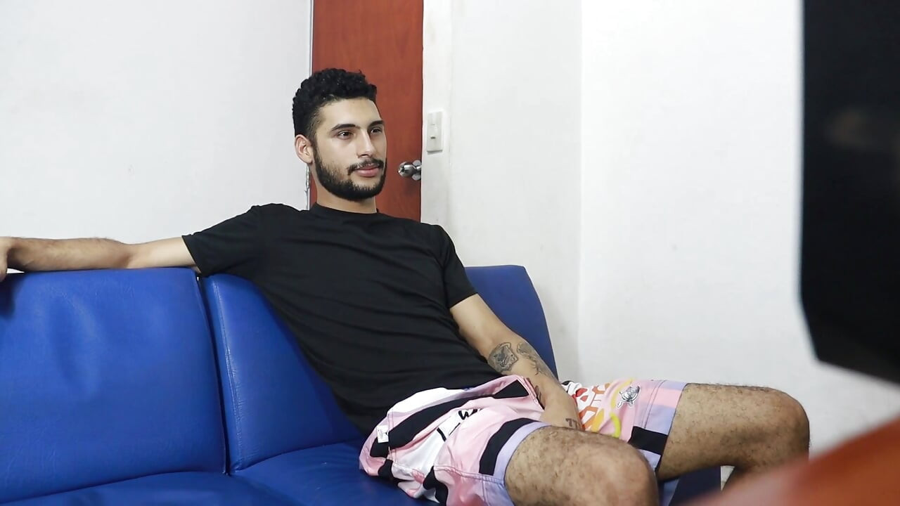 Într-o după-amiază liniștită împart camera cu sora mea vitregă și ea îmi suge pula