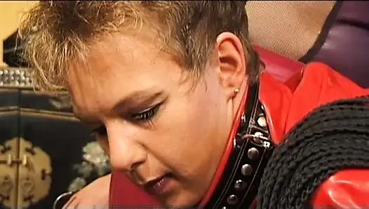 Cewek jerman rambut pirang lagi asik muasin memeknya pakai mainan seks bdsm ffm