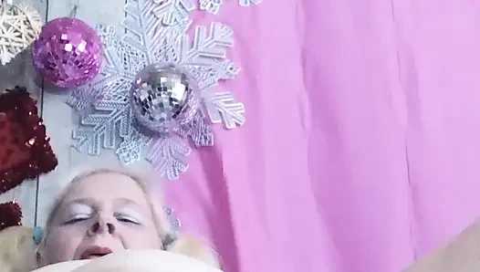 Эта киска мокрая от пальцами больше, чем она может выдержать