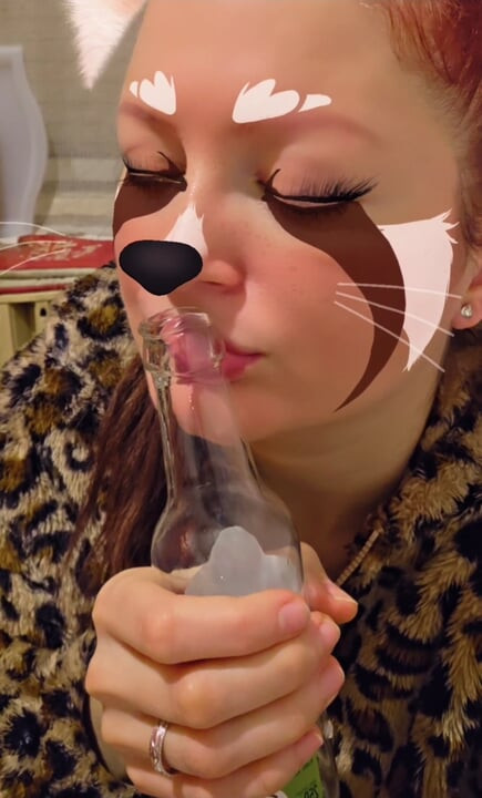 Zvrácená dívka saje láhev...