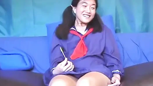 Üniversite üniforması içinde yarak üzerinde Asyalı minyon