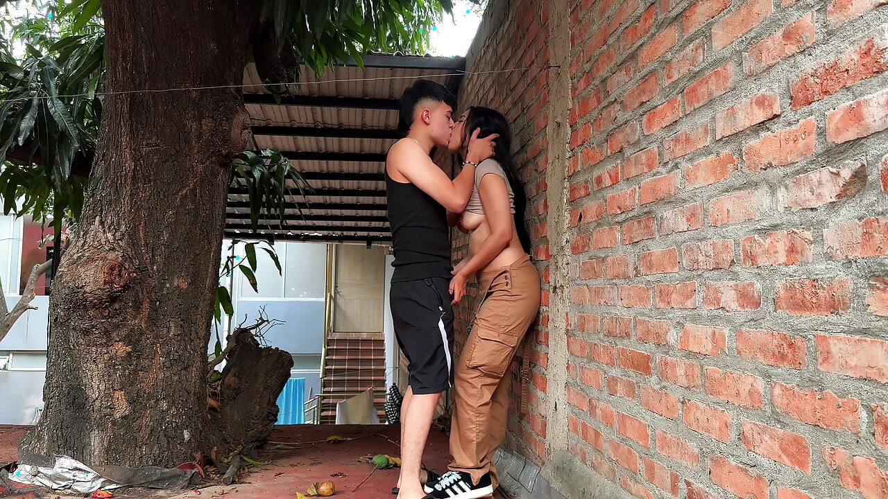 L-am prins pe vecinul meu columbian furând mango-urile din copacul meu și am ajuns să facem sex în curte! - Space Productions