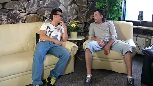 Kedua lubang istri seksi rambut pirang jerman dientot sama 2 cowok peckers