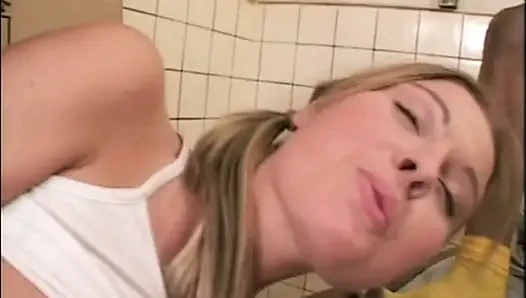 Amateur-orgie von jungen schlampen, arsch von schwarzen monster-schwänzen gefickt und in den mund gespritzt