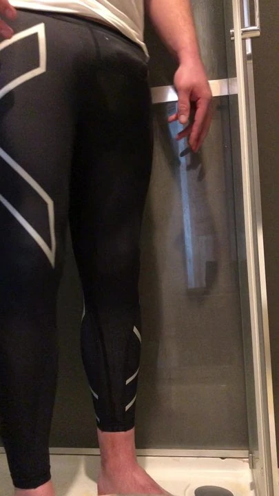 Pissing and cum in my 2xu tights