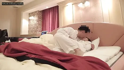 Первобытное воссоединение вне времени, бывшие коллеги по колледже воссоединяют в глубоко грубые объятия