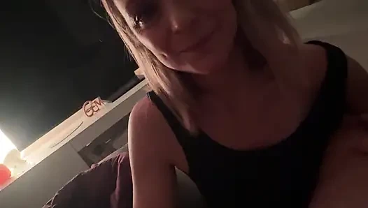 Ateşli orta yaşlı seksi kadın yarak emiyor, ağzına sert boşalma