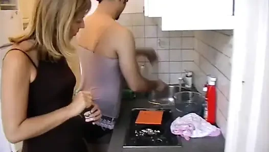Travesti köle mutfağını temizliyor