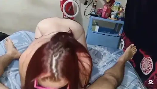 Cuckold pergi bekerja dan pelacur istri membawa tetangga ke kamarnya untuk menidurinya