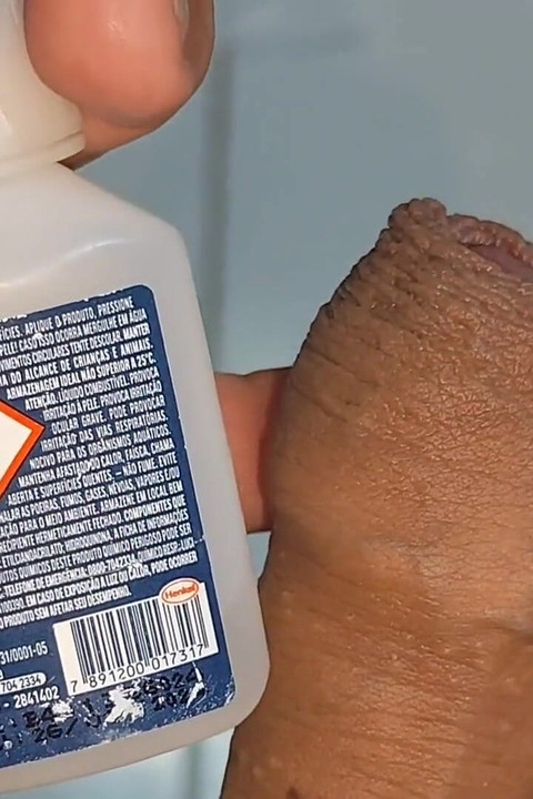 Super ljepilo na glaviću u kupaonici na poslu.