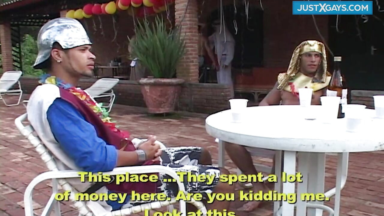 कामुक जुड़वाँ के साथ आउटडोर चुदाई पार्टी जो इसे गहराई तक लेना पसंद करती हैं