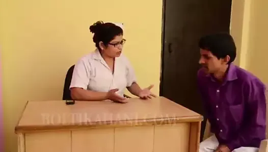 Une doctoresse indienne sexy et son patient baisent