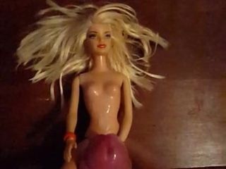 Кукла Барби с камшотом в замедленной съемке