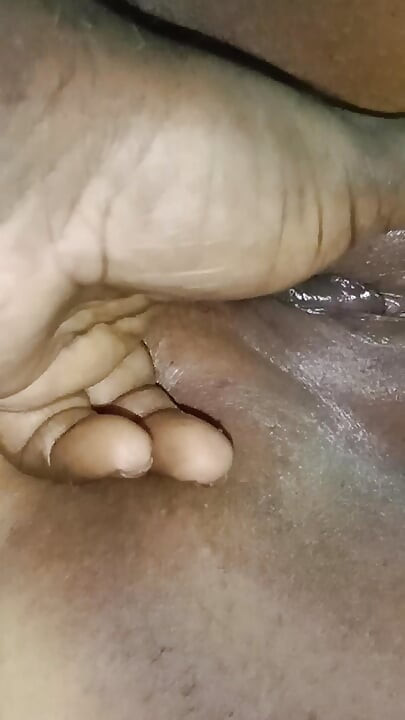 My stepaunt's pussy was massaged with oil and fingered.