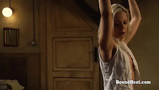 Freche blonde lesbische sklavin bückte sich und nimmt großen strapon tief in die muschi von hinten