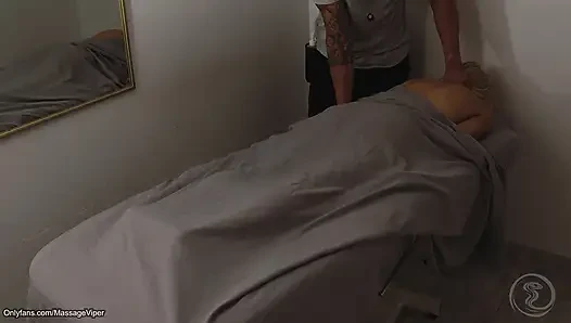 Geile blonde hausfrau bekommt eine echte massage