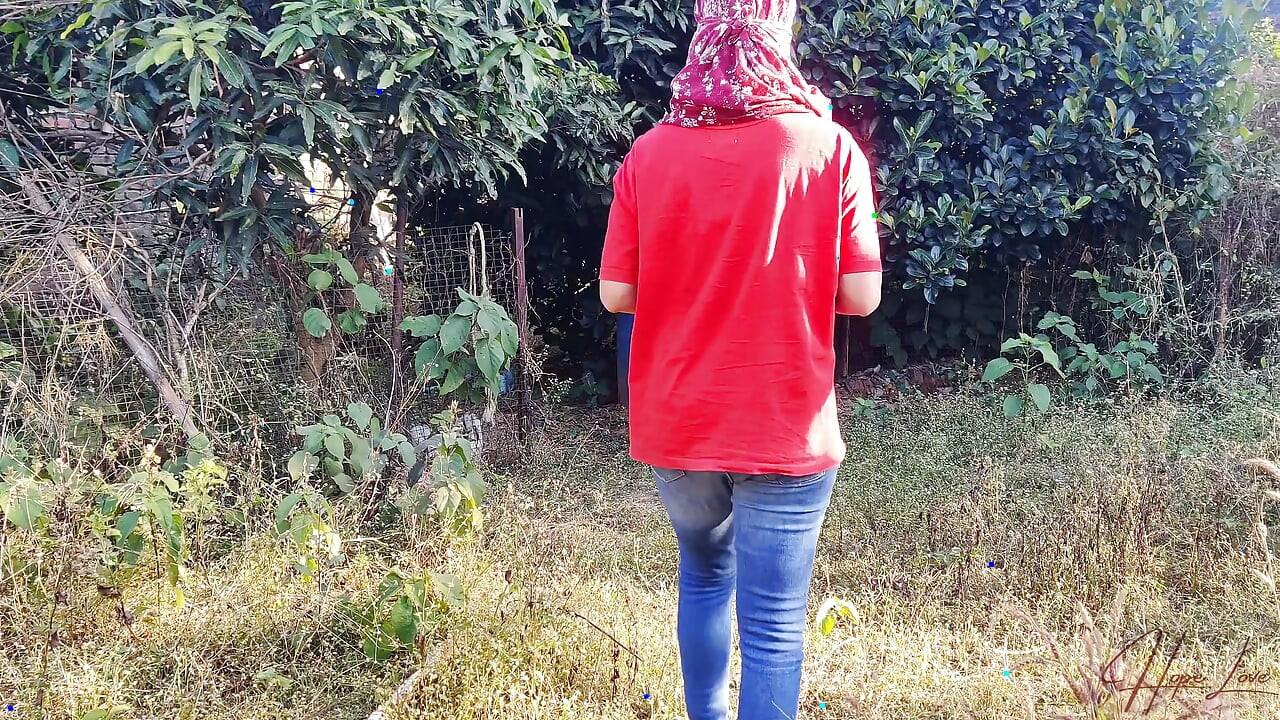 ホットなマレーシア人ガールフレンドが彼氏に野外でハードコアでセックスされる。