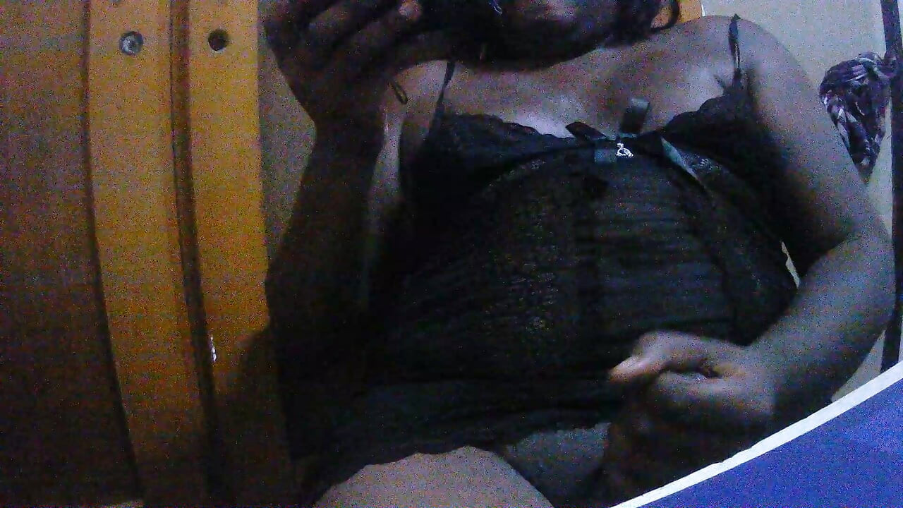 virgem crossdresser mostrando sua bunda e masturbando até porca