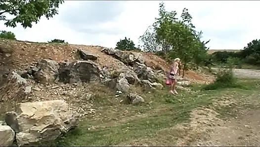 Gadis remaja seksi dientot sama pemandu dewasa di luar ruangan