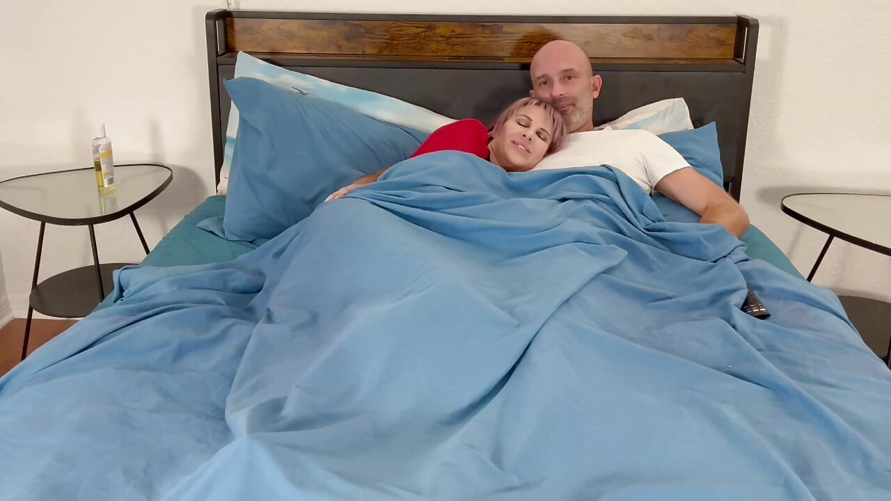 Vicky Vix Pod Osłonami Przyjazna ręczna robota