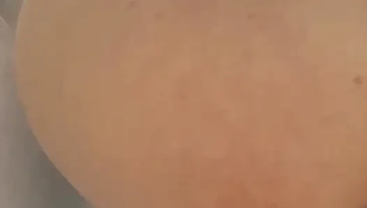 Aku mengunci diriku di kamar mandi dengan dildo merah panas untuk mengocok pantatku!