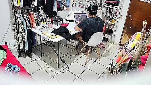 Meine mollige schwiegerschwester, während sie ihre hausaufgaben macht