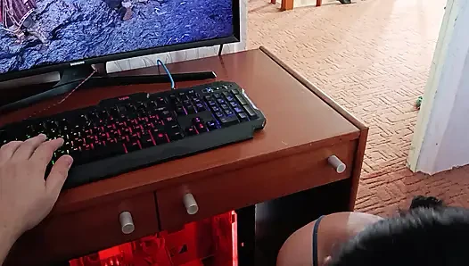 Koreanerin lutscht den schwanz eines strebers, während er auf dem computer spielt