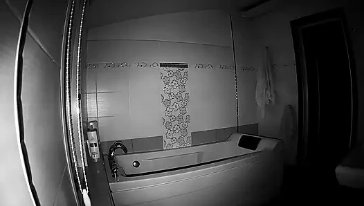 Stella banyoda banyo yapmaya hazırlanıyor - gerçek amatör röntgenci sahnesi