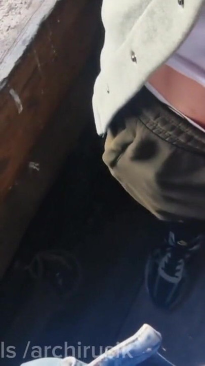 Eu vi por acaso o pau grande do cara da vila, ele estava batendo uma no pau enorme, e eu ajudei ele a gozar um monte de… | Clipe 1