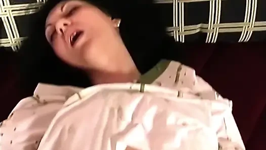 Azgın Esmer Yarak Emiyor Ve Islak Amını Sert Ovuyor