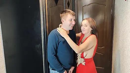 Я Лизнул Зрелую MILF И Трахал Её В Коридоре!