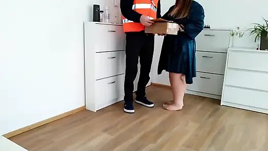 Der Fehler im Lieferservice endete mit Sperma auf dem Hintern der reifen Milf