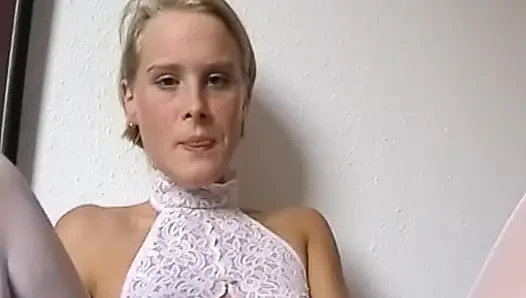 Pelacur Jerman berbulu menunggang kontol dan kena facial gede