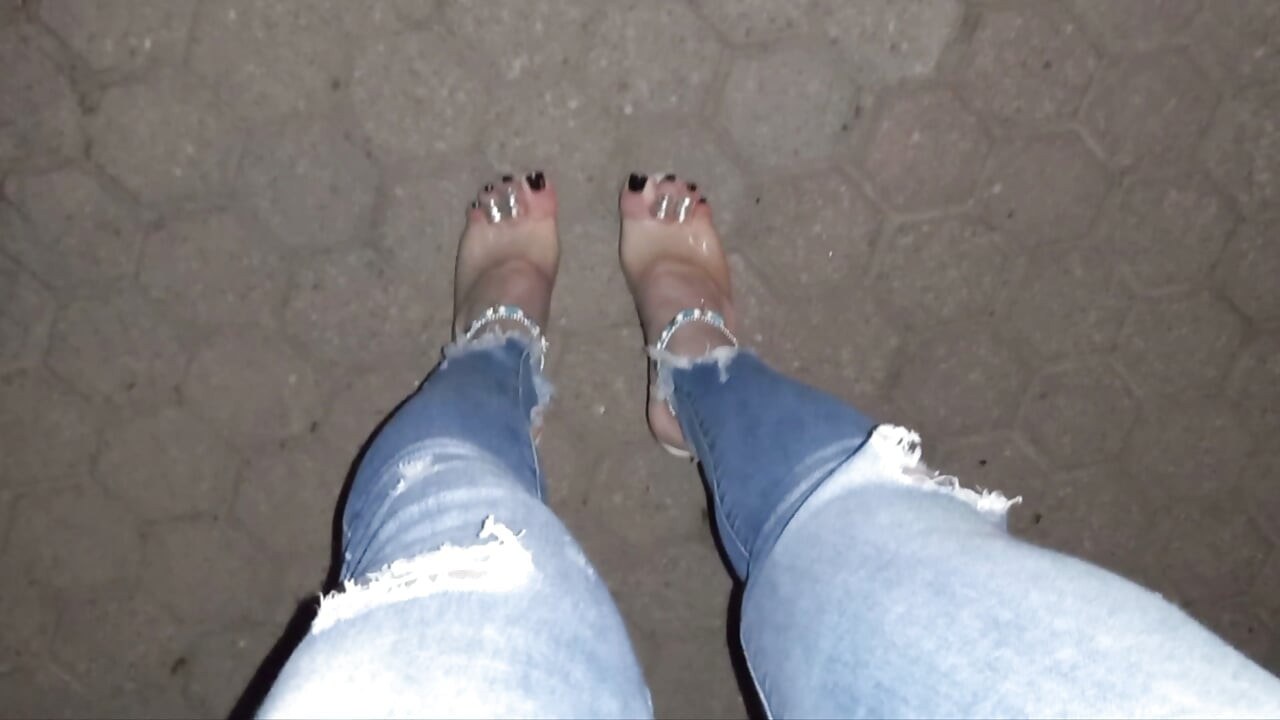 Camino por la calle por la noche con mis tacones de stripper