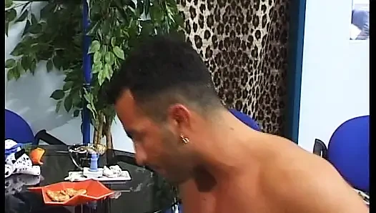 Sarışın Alman sürtük sandalyede yarağa biniyor