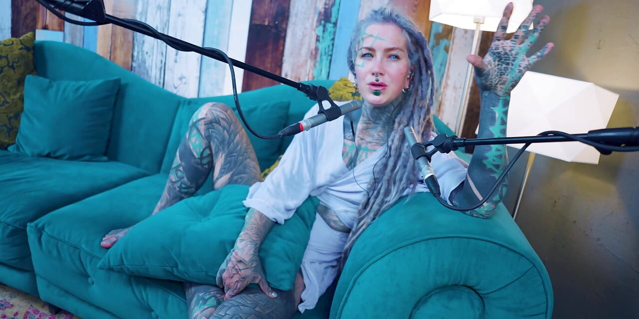 Hablo sobre H - Happiness - asmr podcast sfw hablando gótica flaca chica dreadlocks tatuada modelo chica tatuada
