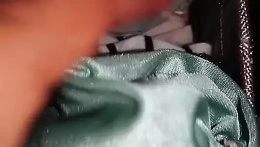 Kardeşler karısının iç çamaşırı kutusu