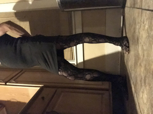 Sissy in einem kleid im freien spielt mit einem dildo