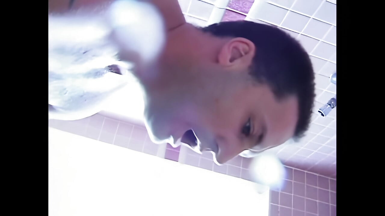 Una Chica Joven Y Atractiva Follando Duro En La Ducha